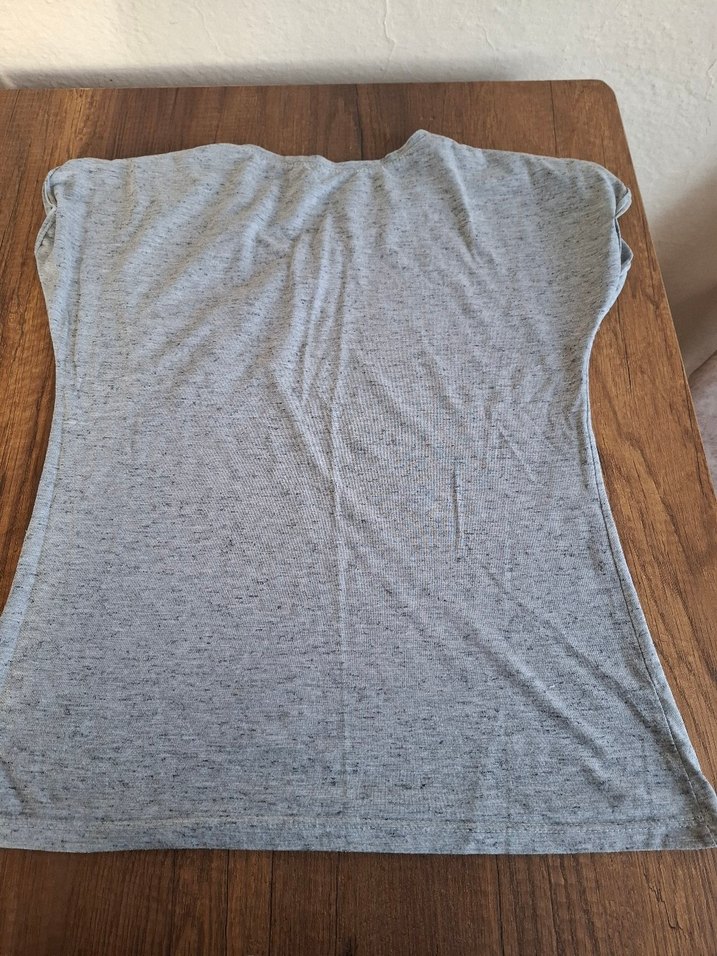 Gri V Yaka  Kadın Tişört - Görsel 2