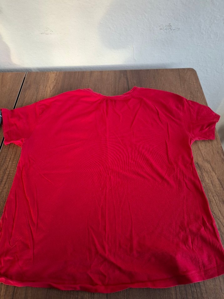 Kırmızı Baskılı Kadın Spor Tişörtü - Görsel 2