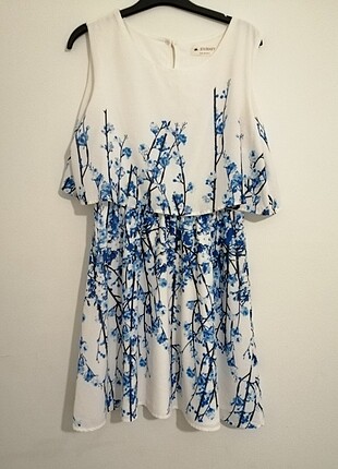 Beyaz mavi çiçekli elbise 