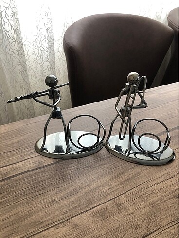 Metal biblo