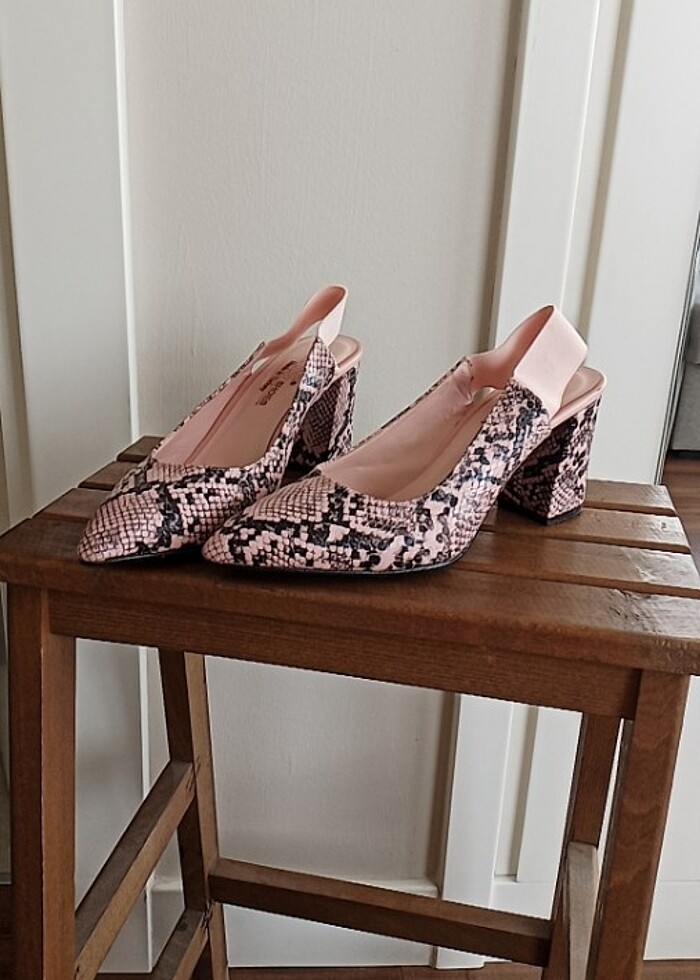 Yılan desen sivri burun topuklu ayakkabi - Görsel 1
