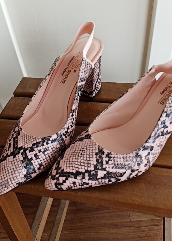 Yılan desen sivri burun topuklu ayakkabi - Görsel 3