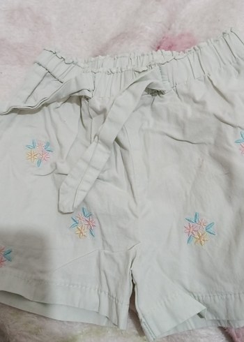 Nakışlı Beyaz Kız Şortu - Görsel 2