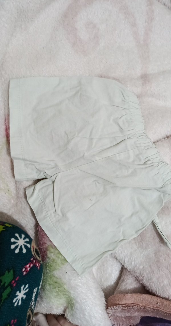 Nakışlı Beyaz Kız Şortu - Görsel 3