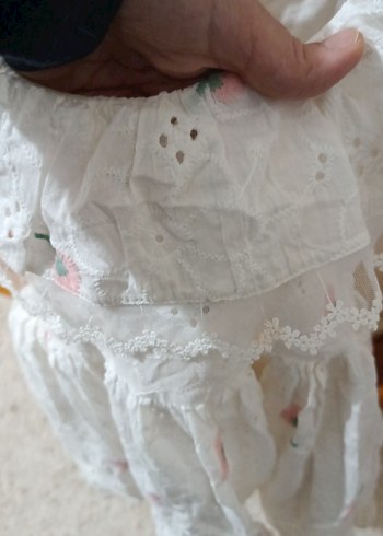 Kız Çocuk Beyaz Nakışlı Fırfırlı Elbise - Görsel 3