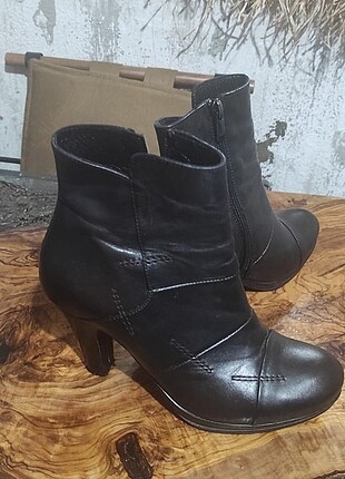 Topuklu kısa bot