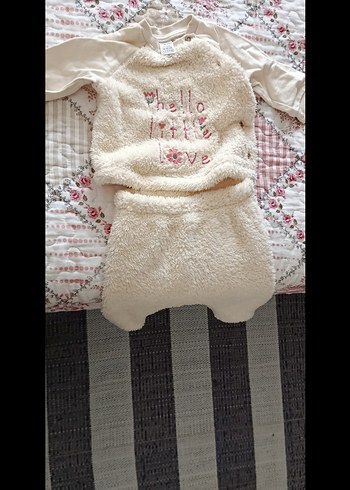 Nakışlı Krem Pofuduk Bebek Kız Takımı - Görsel 2