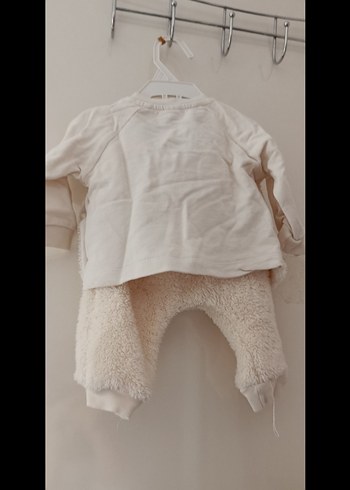 Nakışlı Krem Pofuduk Bebek Kız Takımı - Görsel 5