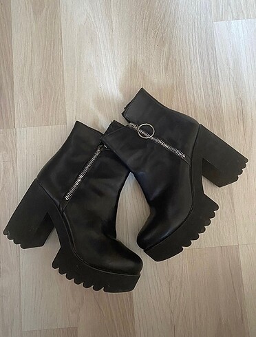 Zara Platform topuk gotik bot