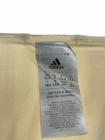 34 Beden beyaz Renk Adidas T-shirt %70 İndirimli.