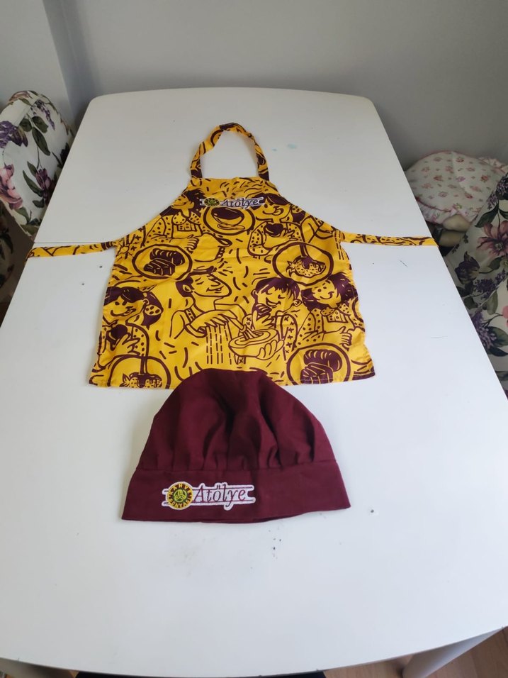 Baskılı Mutfak Önlüğü ve Bordo Şef Şapkası - Görsel 4