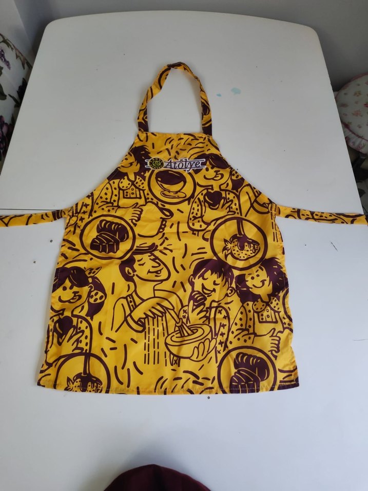 Baskılı Mutfak Önlüğü ve Bordo Şef Şapkası - Görsel 3