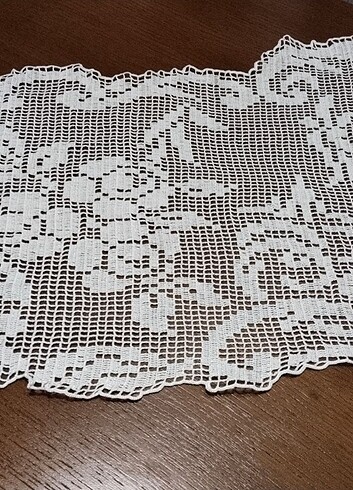 Dantel masa örtüsü yada perde arasi,1/32 cm uzunluğunda 43 cm e