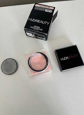Huda Beauty Easy Bake