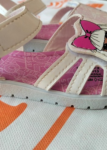 LOL baskılı renkli kız çocuk sandalet - Görsel 3