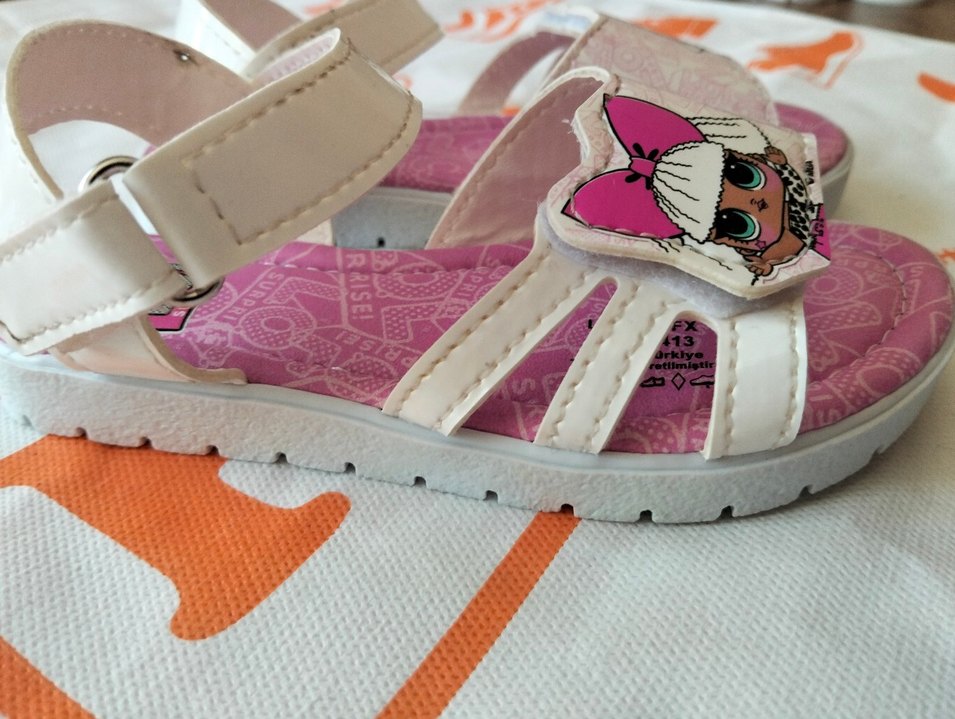 LOL baskılı renkli kız çocuk sandalet - Görsel 3