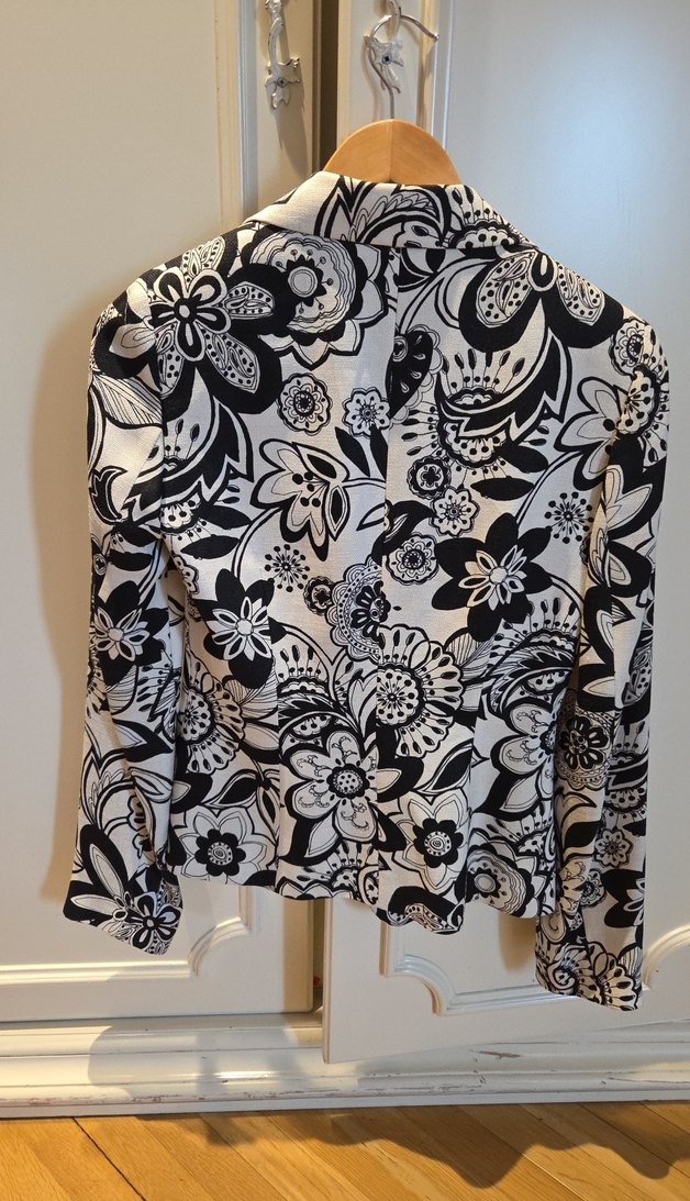 Düğmeli Siyah Beyaz Desenli Kadın Blazer - Görsel 3