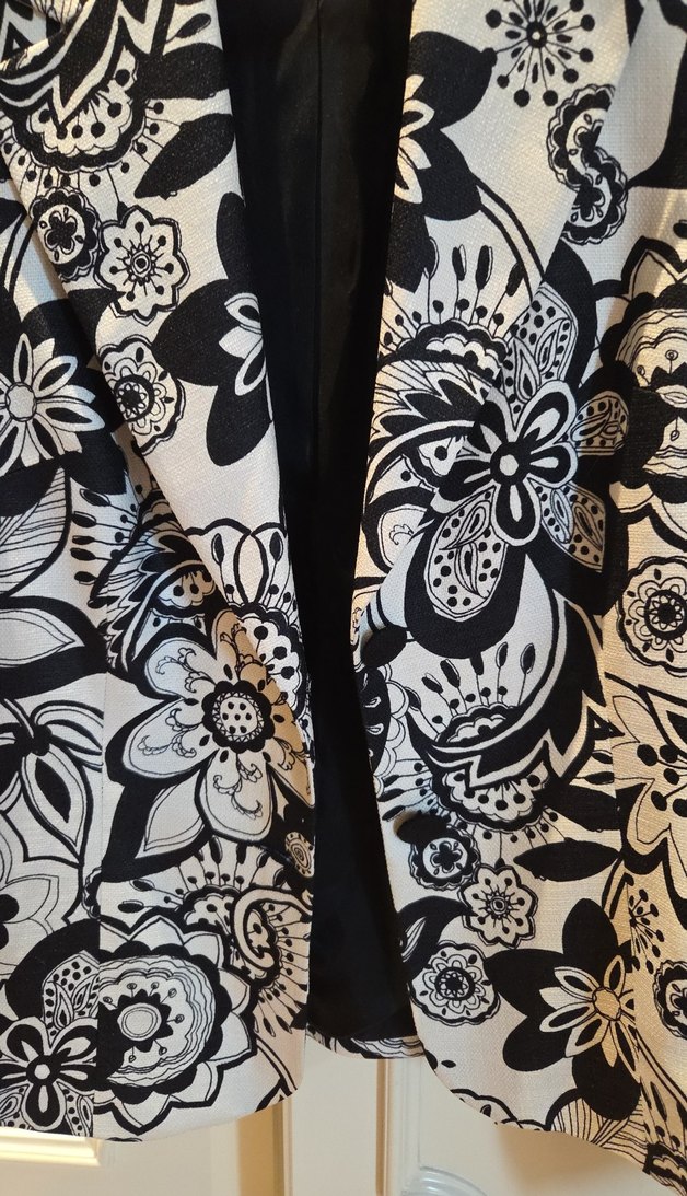 Düğmeli Siyah Beyaz Desenli Kadın Blazer - Görsel 4