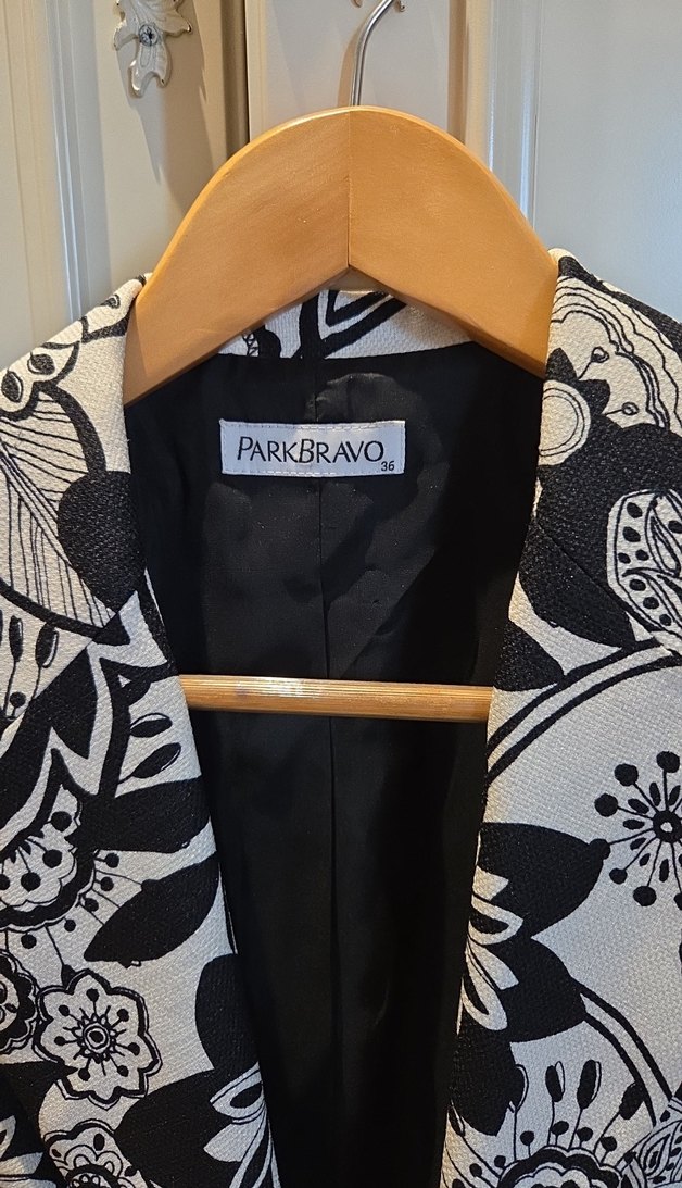 Düğmeli Siyah Beyaz Desenli Kadın Blazer - Görsel 2