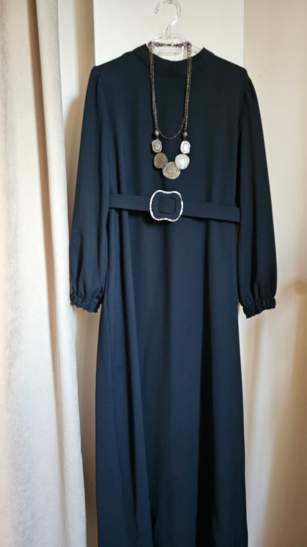 Zincir Detaylı Siyah Uzun Kadın Elbise - Görsel 2