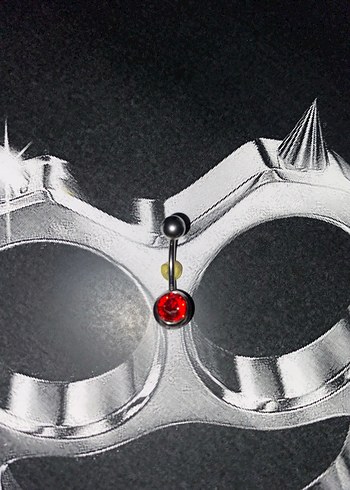 Diğer Kirmizi Tasli Gobek Piercingi