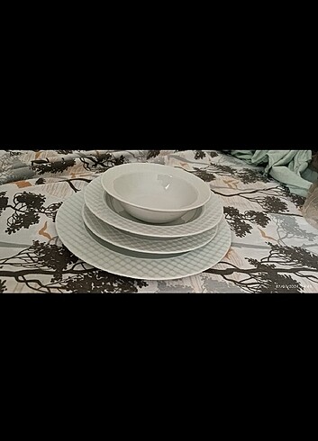Kütahya Porselen Ekose desenli yemek takımı