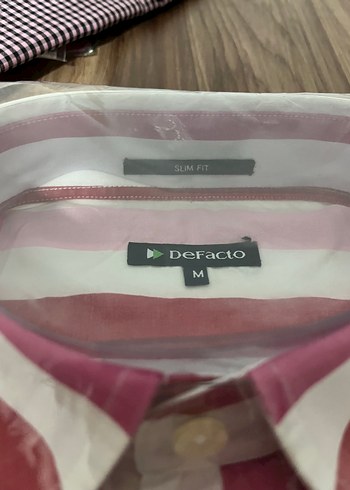 Düğmeli Pembe Çizgili Erkek Gömlek - Görsel 2