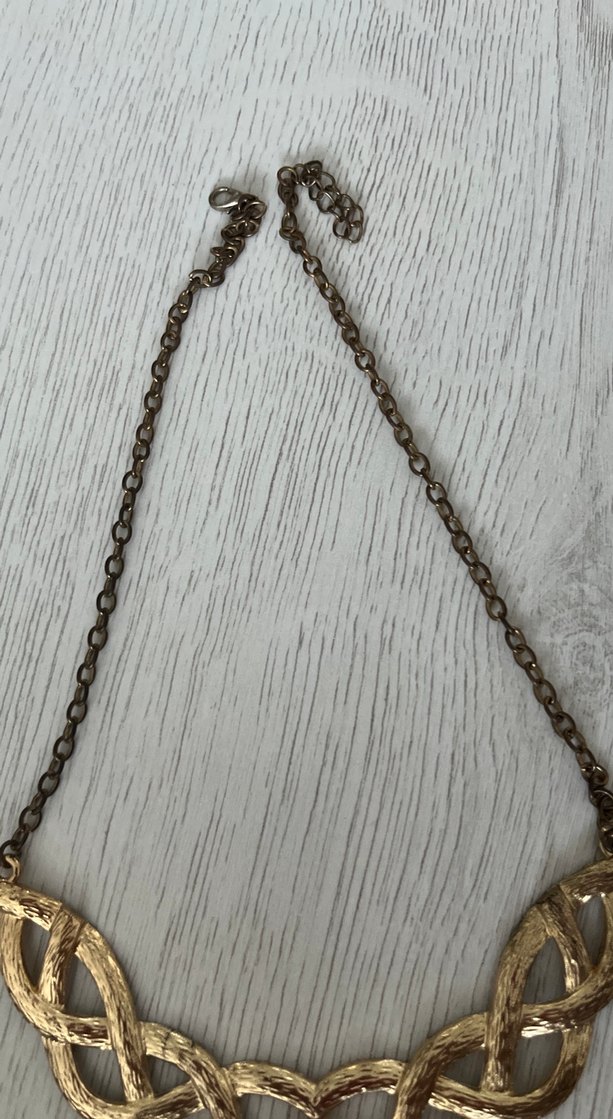 Altın Rengi Yılan Desenli Uzun Zincir Kolye - Görsel 3