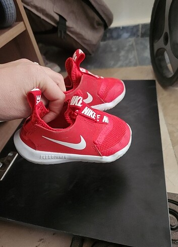 23 Beden kırmızı Renk Nike 23.5 orjinal çocuk spor ayakkabi