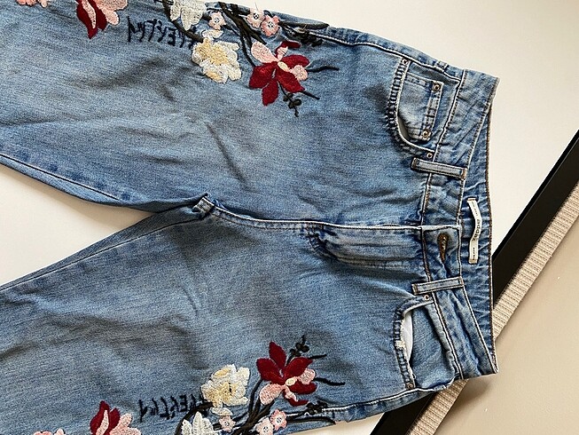Çiçek nakışlı mavi mom jean