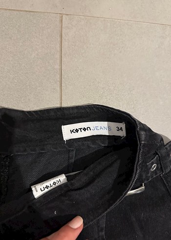 Kemer Detaylı Siyah Mini Denim Şort - Görsel 3