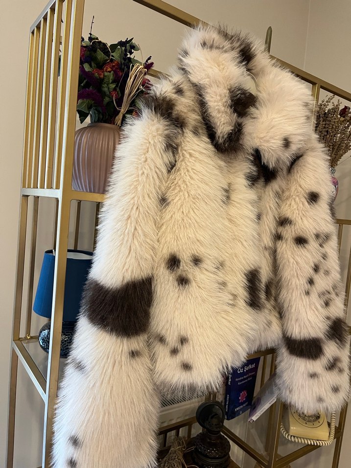 Leopar Desenli Beyaz Suni Kürk Ceket - Görsel 3
