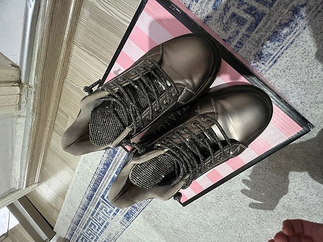 Alexander McQueen Gri taşlı spor ayakkabı