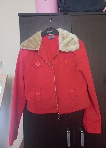 Mevsimlik kırmızı ceket