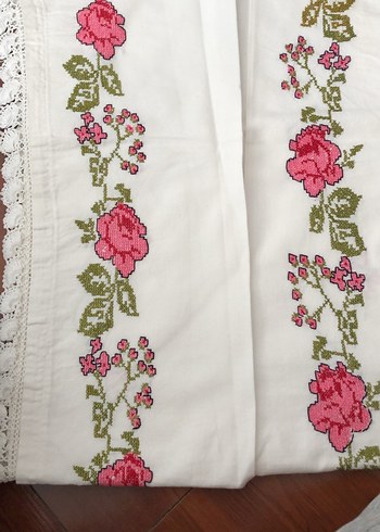 Pembe güllü kaneviçe işlemeli yastık - Görsel 2