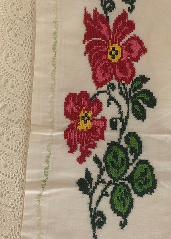 Kırmızı Çiçek kanaviçe işlemeli iki başı işlenmiş yastık - Görsel 6