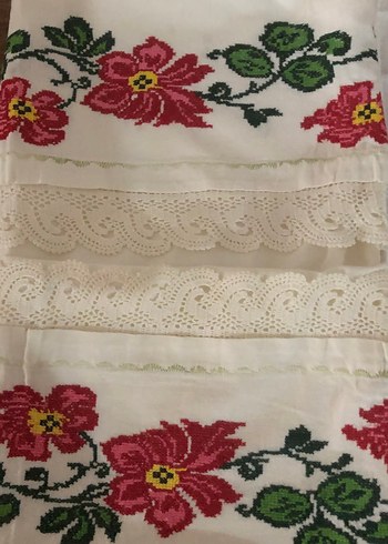 Kırmızı Çiçek kanaviçe işlemeli iki başı işlenmiş yastık - Görsel 5