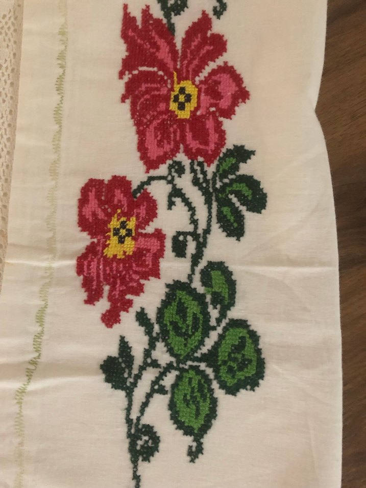 Kırmızı Çiçek kanaviçe işlemeli iki başı işlenmiş yastık - Görsel 2