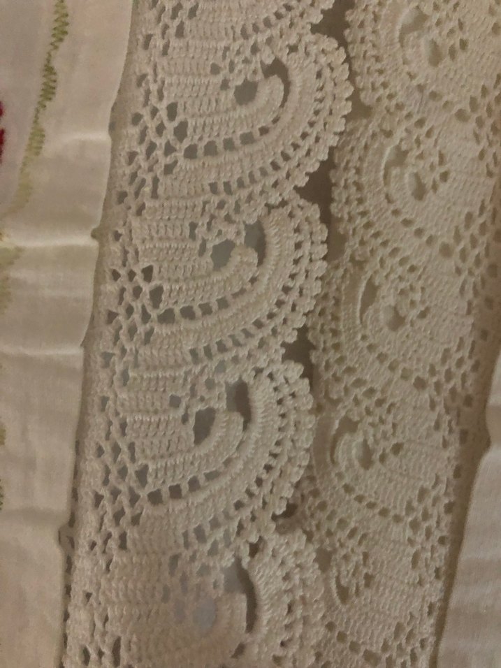 Kırmızı Çiçek kanaviçe işlemeli iki başı işlenmiş yastık - Görsel 3