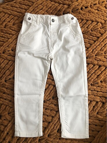 Beyaz askılı pantolon