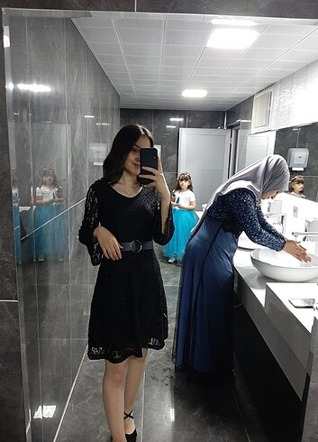 Kısa dantelli elbise