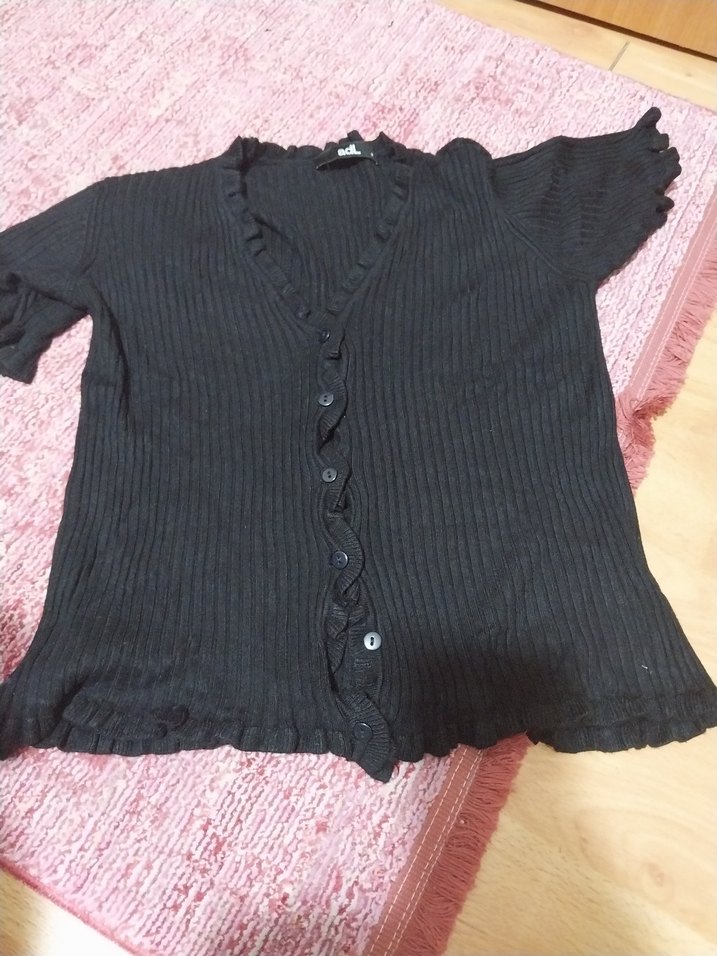 Siyah Düğmeli V Yakalı Kısa Kollu Bluz - Görsel 2