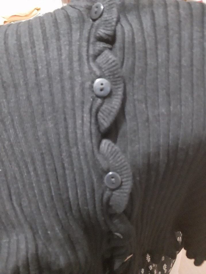 Siyah Düğmeli V Yakalı Kısa Kollu Bluz - Görsel 3