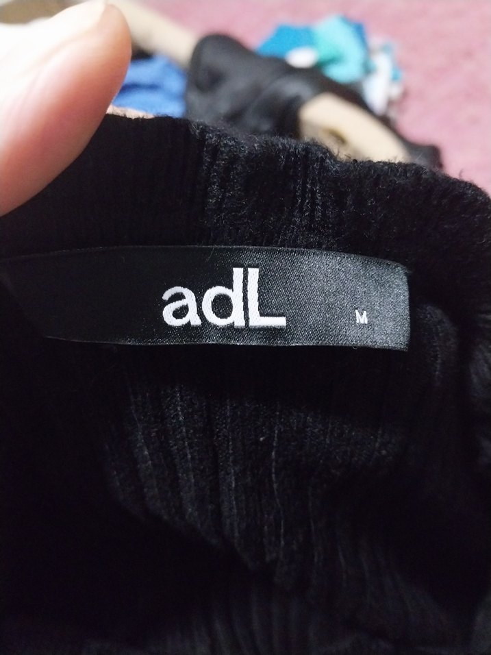 Siyah Düğmeli V Yakalı Kısa Kollu Bluz - Görsel 4