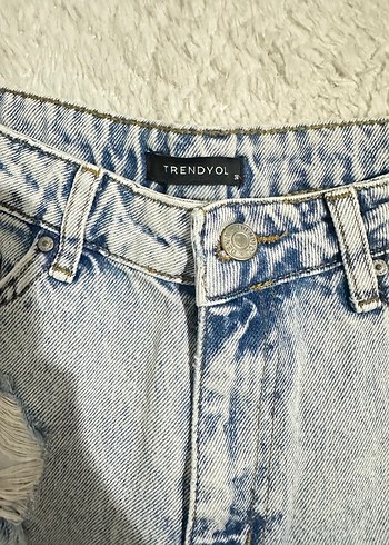 s Beden Gevşek Kesim Yırtık Mini Denim Şort