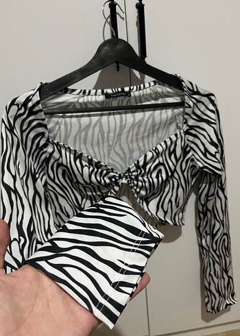 Zebra Desenli V Yaka Kadın Bluz - Görsel 3