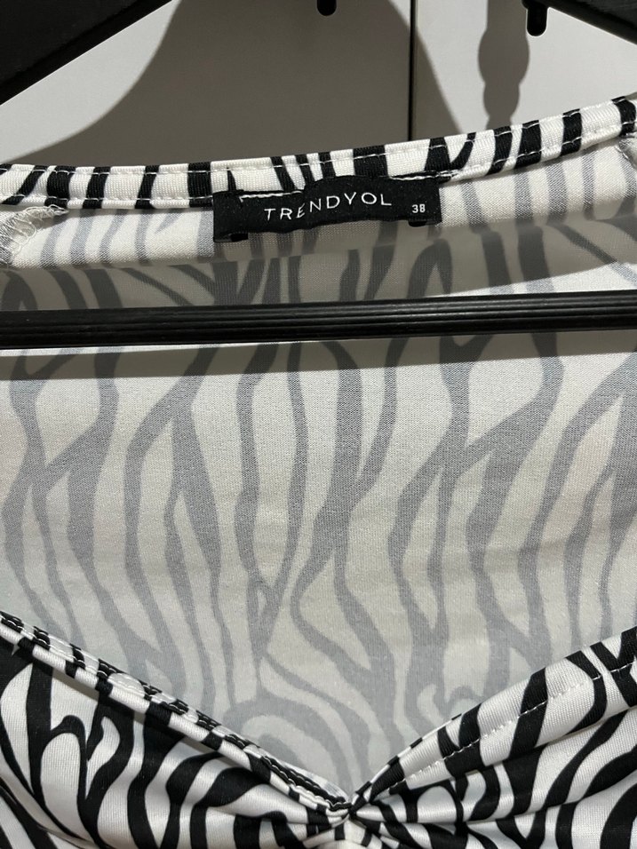 Zebra Desenli V Yaka Kadın Bluz - Görsel 2