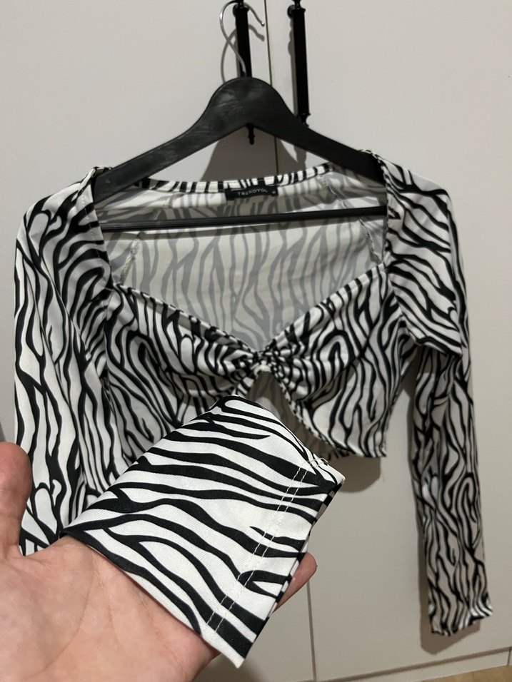 Zebra Desenli V Yaka Kadın Bluz - Görsel 3