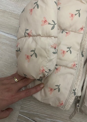 Çiçek Desenli Kapüşonlu Kız Çocuk Mont - Görsel 4