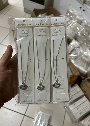 dudak desenli çelik kolye
